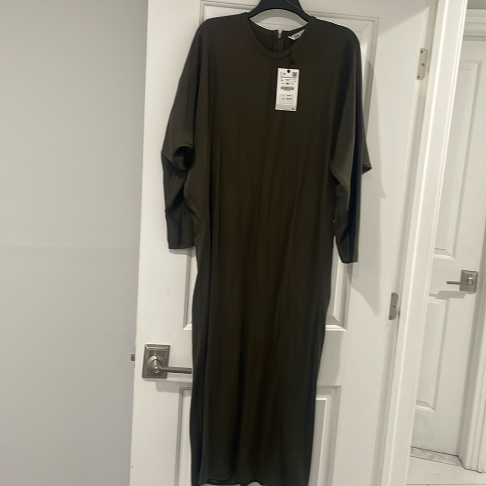 Beautiful piece! Never got to wear😔pregnant and cleaning out closet!